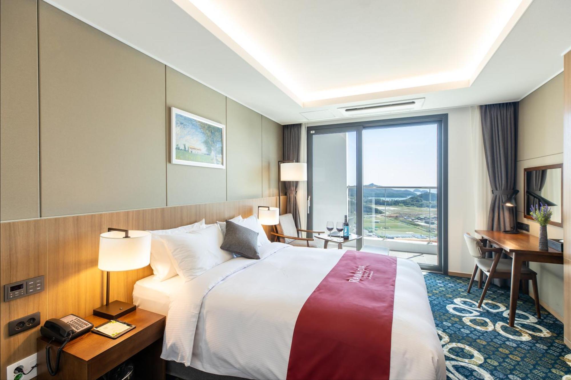 מלון Ramada Plaza By Wyndham Dolsan יאוסו מראה חיצוני תמונה