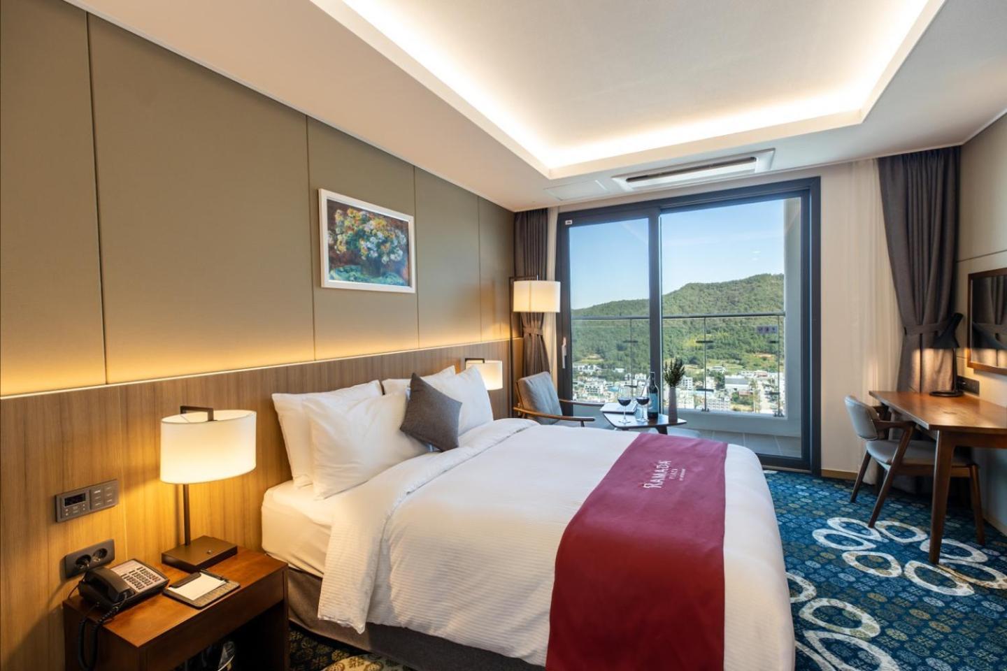 מלון Ramada Plaza By Wyndham Dolsan יאוסו מראה חיצוני תמונה
